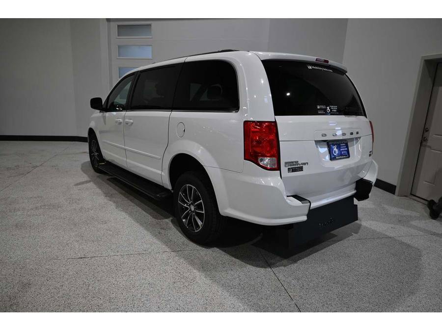 Used 2017 Dodge Grand Caravan SXT FWD image 8