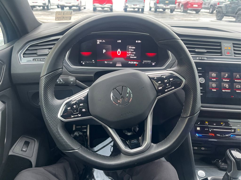 Used 2024 Volkswagen Tiguan SE R-Line image 17