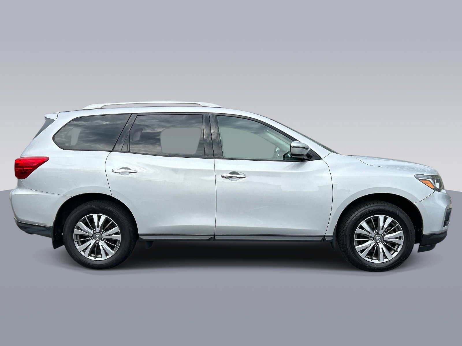 Used 2019 Nissan Pathfinder SV AWD/4WD image 2