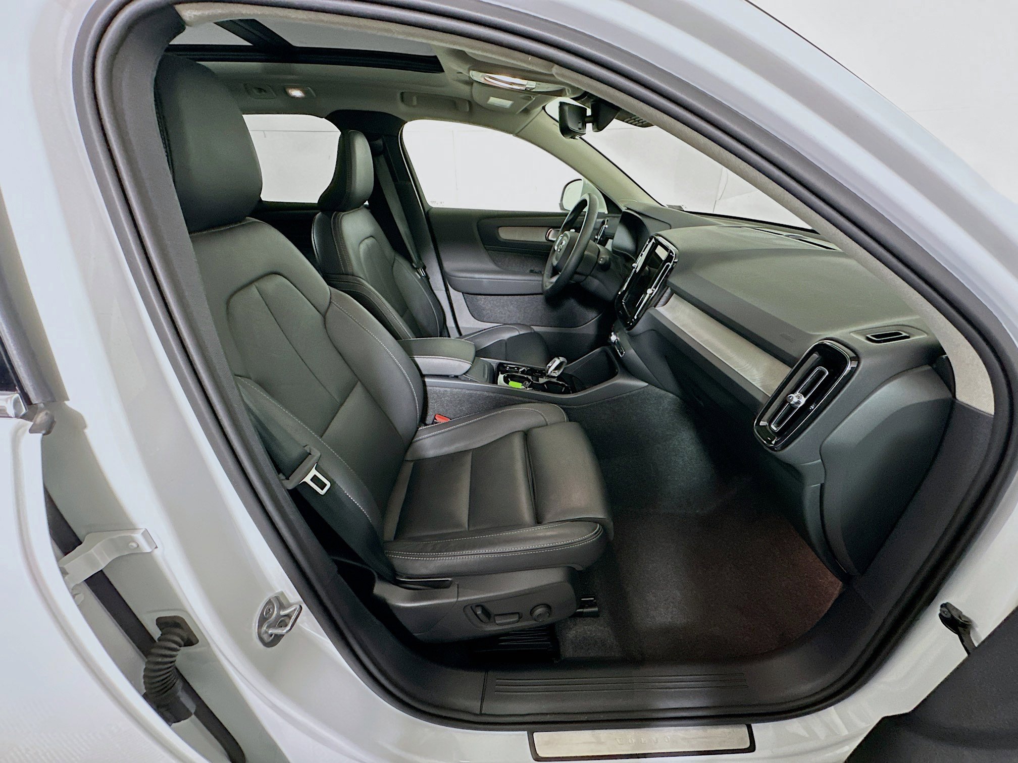 Used 2025 Volvo XC40 B5 Plus image 33