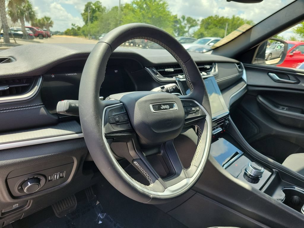 Used 2024 Jeep Grand Cherokee Laredo X AWD/4WD image 17