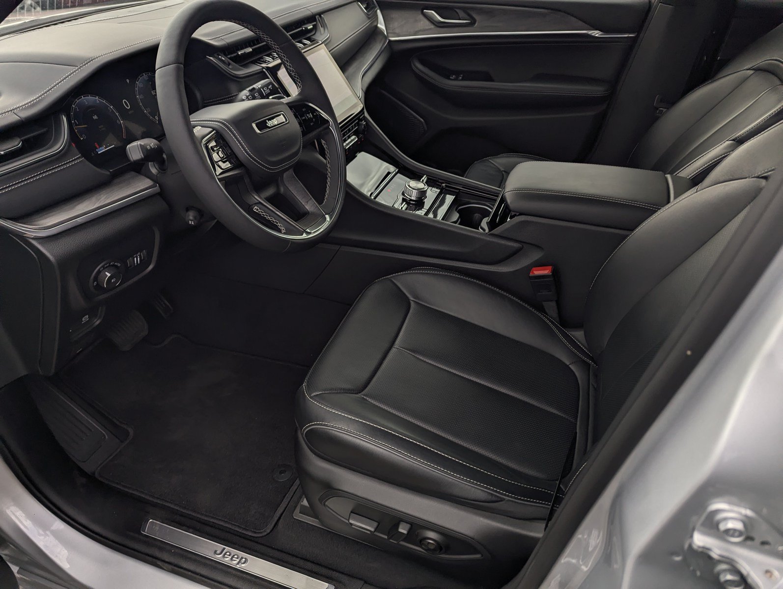 Certified 2025 Jeep Grand Cherokee L Overland w/ MOPAR Finishing Package AWD/4WD image 10
