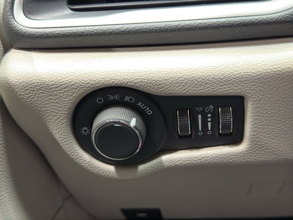 Used 2024 Chrysler Voyager LX image 32