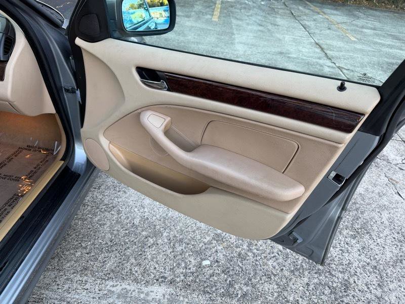 Used 2005 BMW 325i Sedan image 16