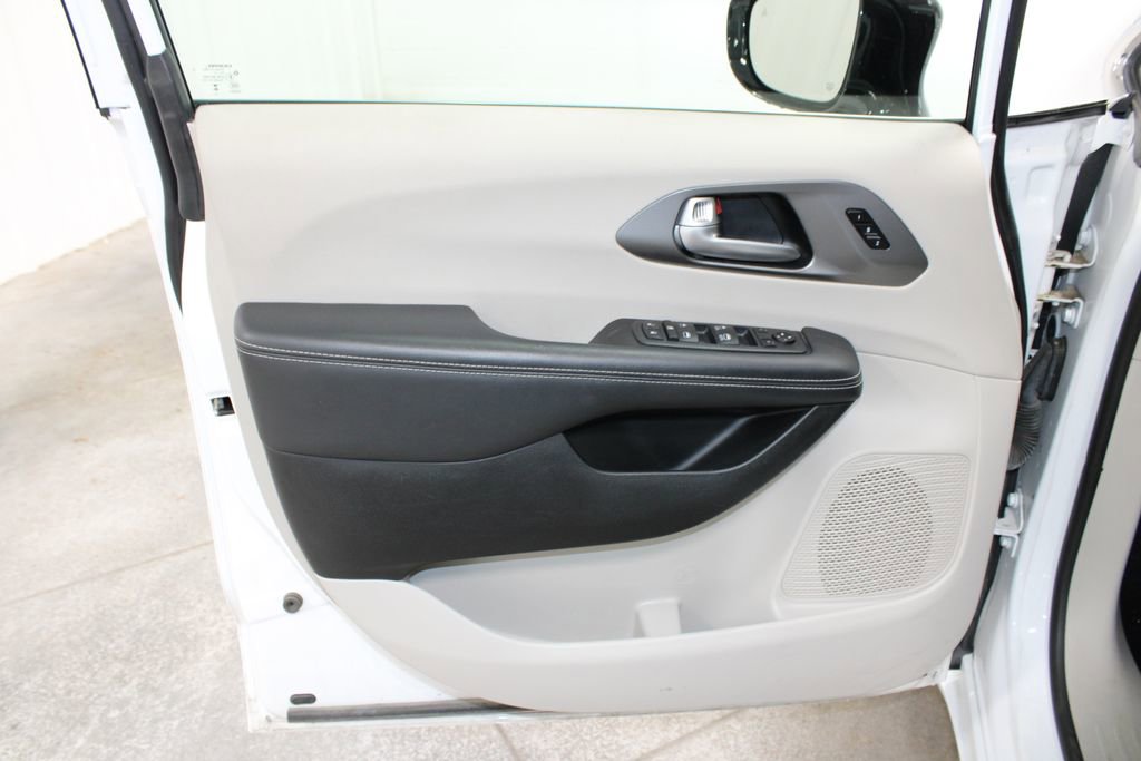 Used 2024 Chrysler Pacifica Touring-L FWD image 19