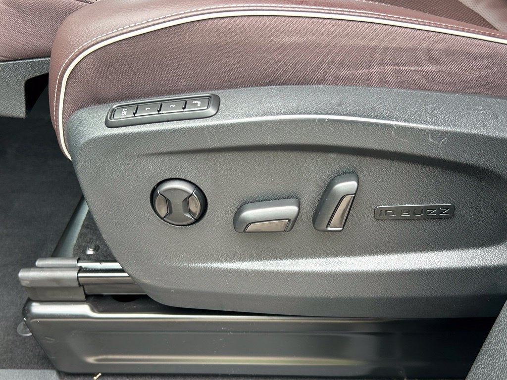 Used 2025 Volkswagen ID. Buzz Pro S RWD image 21