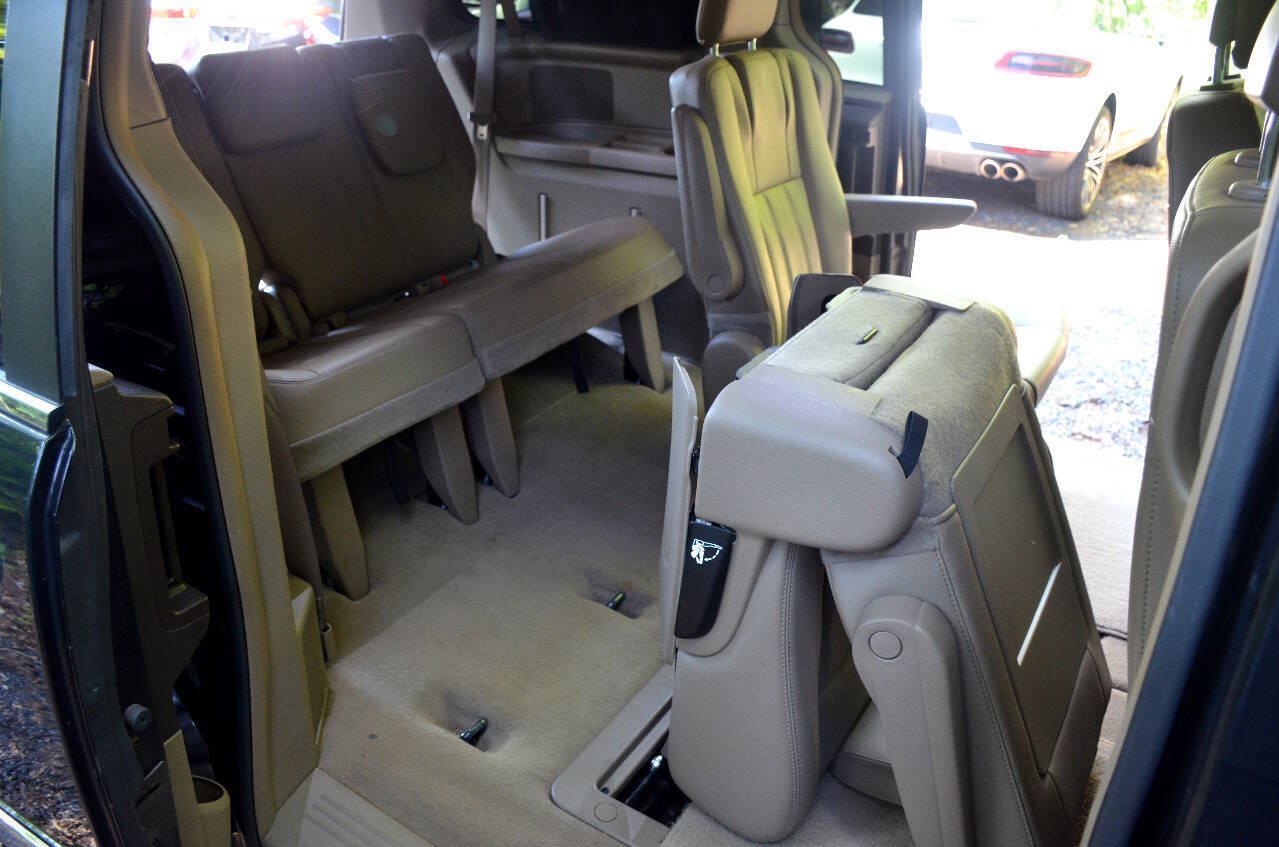 Used 2015 Chrysler Town & Country Touring-L w/ Driver Convenience Group FWD image 12