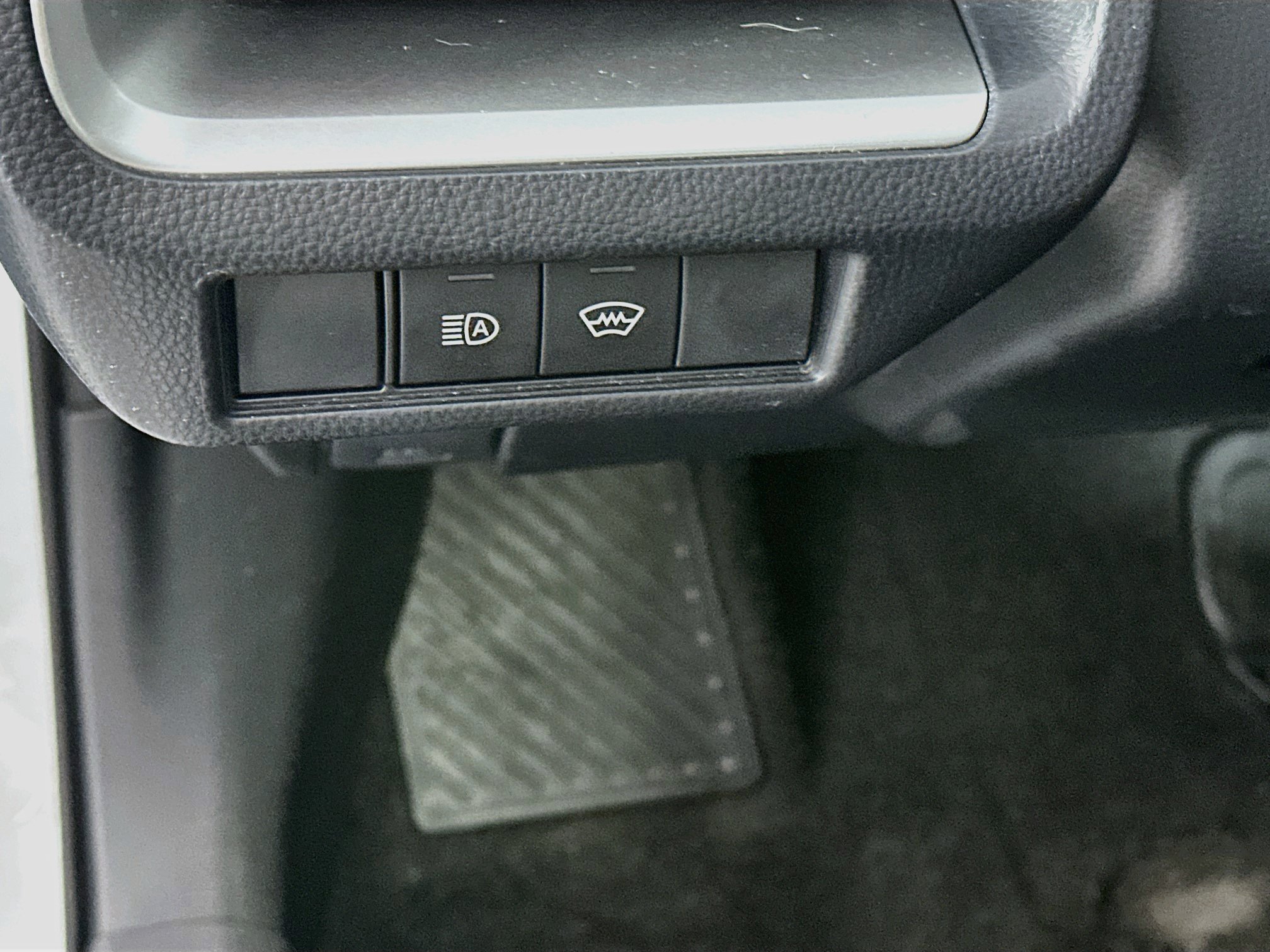 Used 2025 Toyota Prius LE FWD image 16