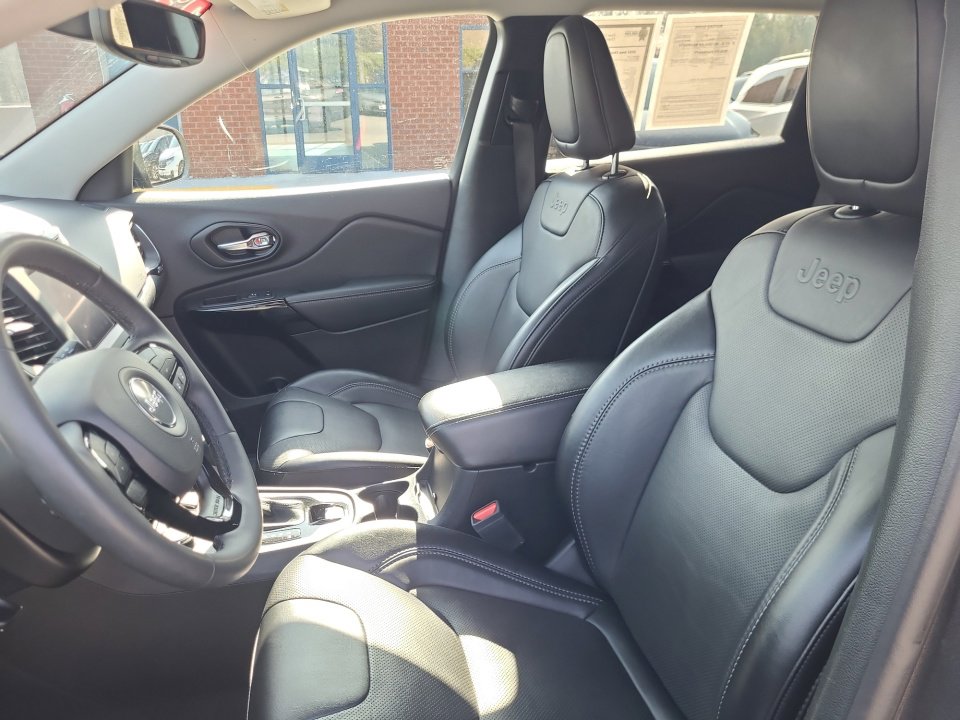 Used 2023 Jeep Cherokee Altitude Lux image 32