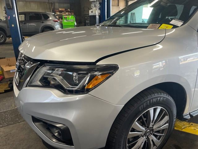 Used 2019 Nissan Pathfinder SL AWD/4WD image 2