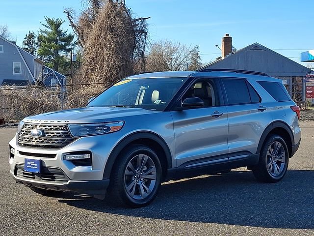 Certified 2022 Ford Explorer XLT w/ Equipment Group 202A AWD/4WD image 3