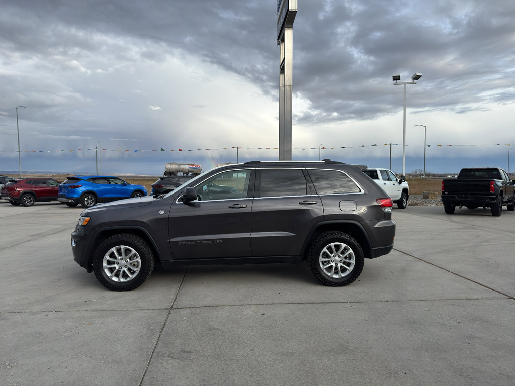 Used 2021 Jeep Grand Cherokee Laredo image 2