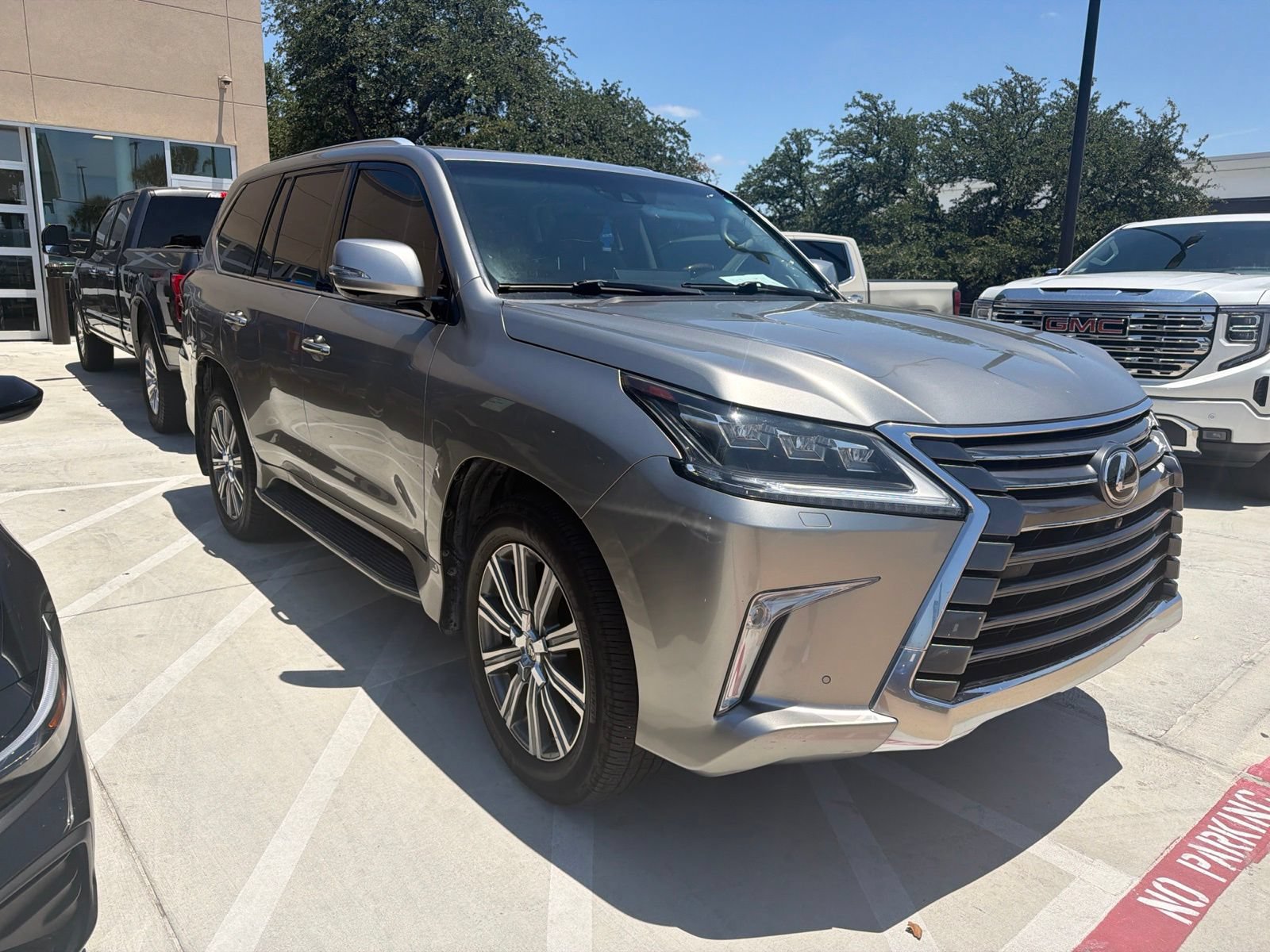 Used 2016 Lexus LX 570 4WD w/ Luxury Package image 3