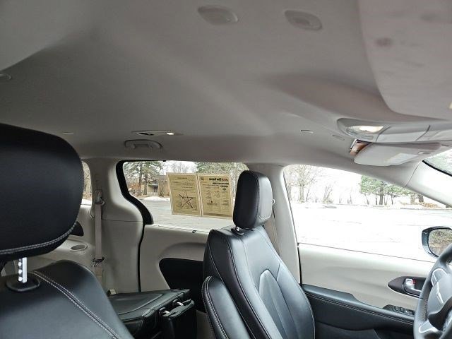 Used 2024 Chrysler Pacifica Touring-L image 13