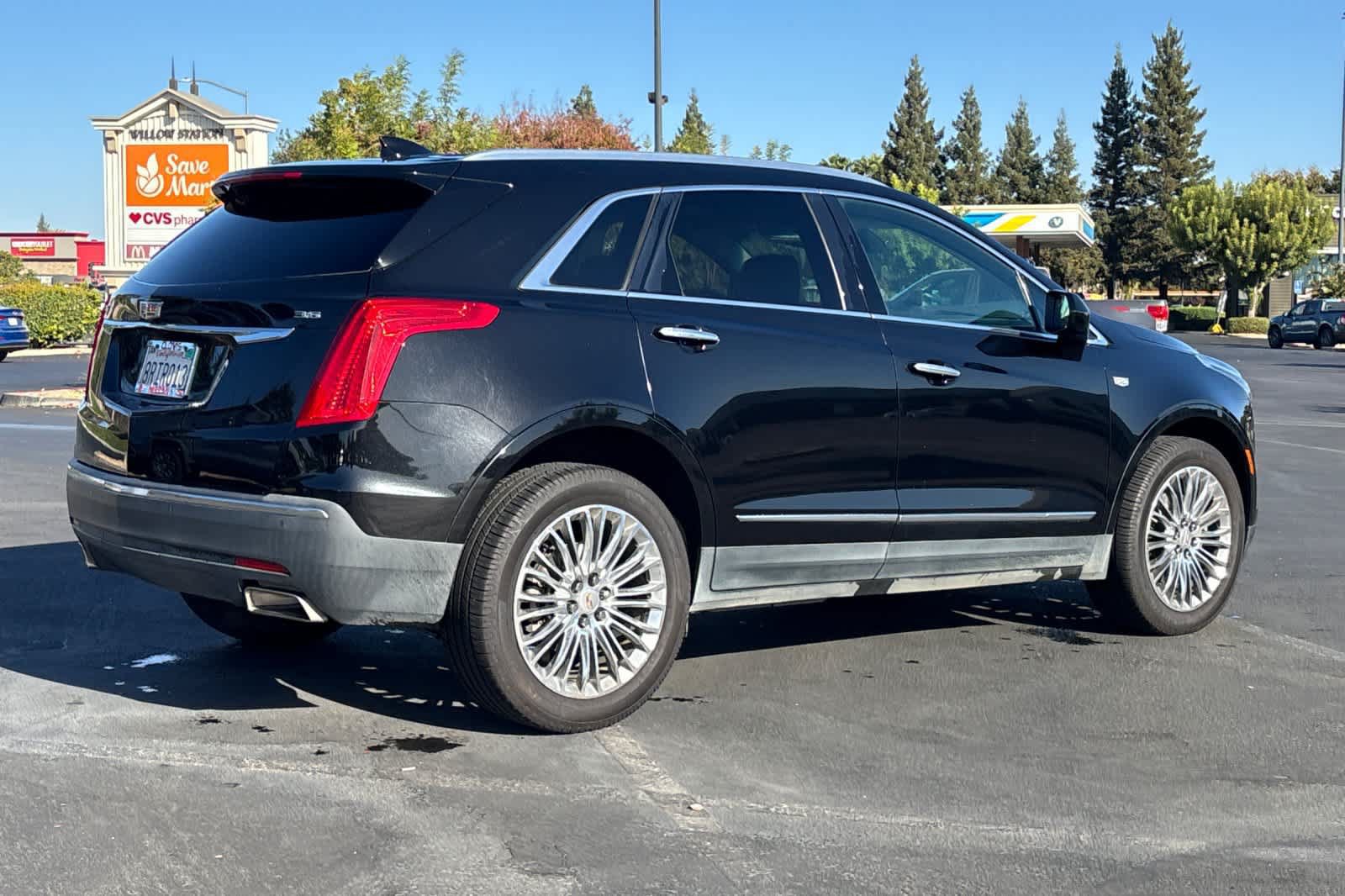 Used 2017 Cadillac XT5 Luxury w/ Driver Awareness Package FWD image 3