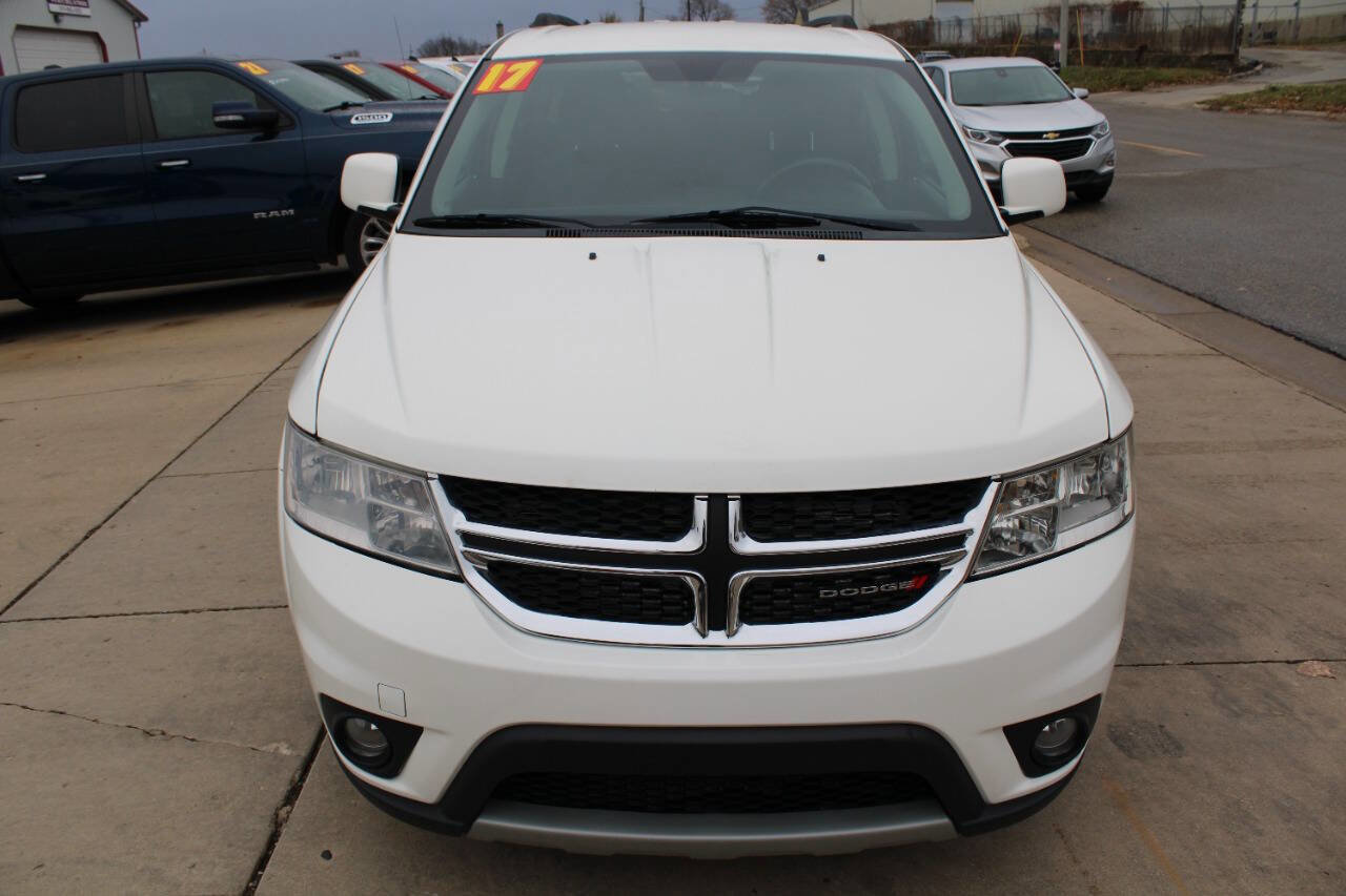 Used 2017 Dodge Journey SXT w/ Comfort/Convenience Group image 2