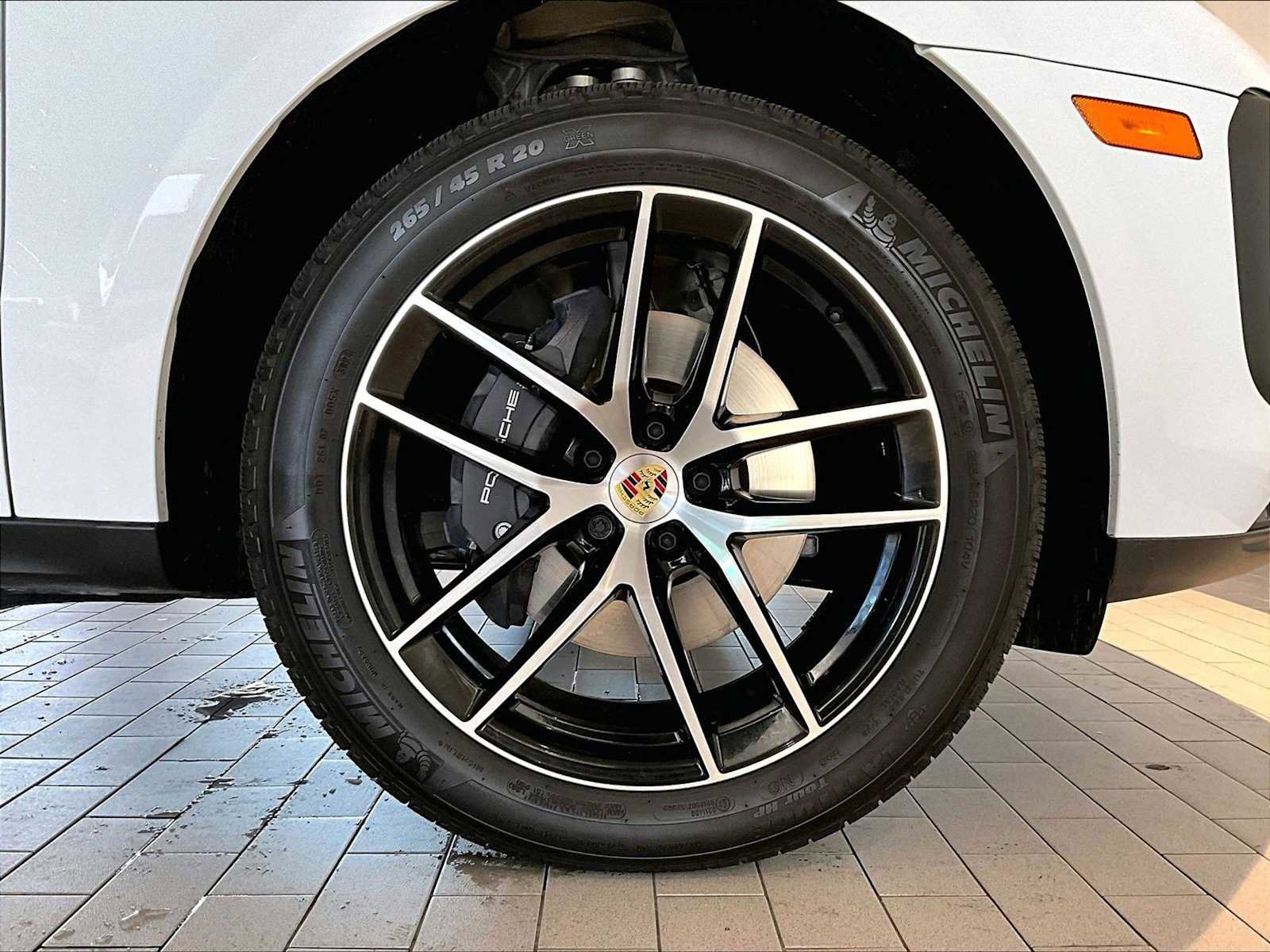 Used 2025 Porsche Macan image 14