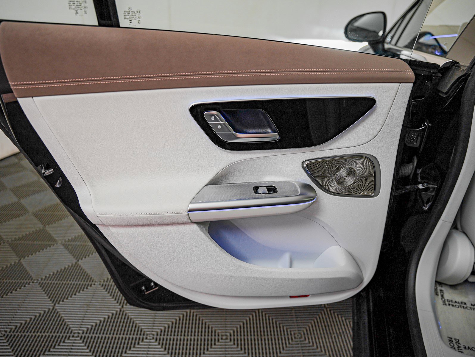 Certified 2023 Mercedes-Benz EQE 500 4MATIC Sedan w/ Exclusive Trim Package image 23