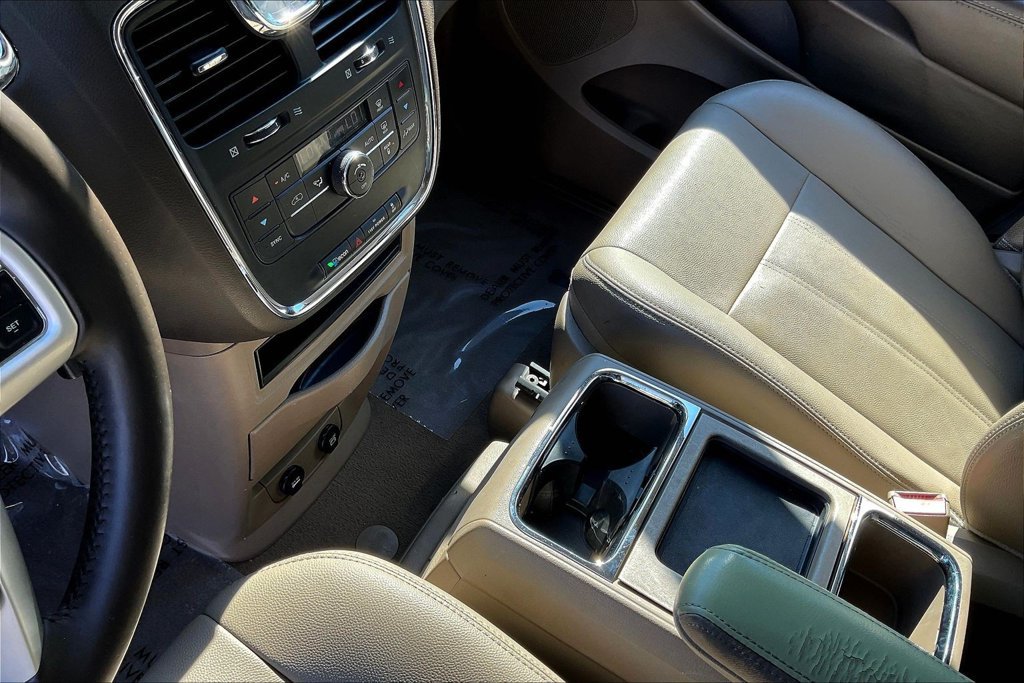 Used 2015 Chrysler Town & Country Touring FWD image 17