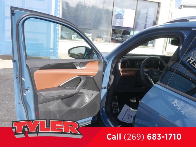 Used 2025 Volkswagen Tiguan SEL R-Line AWD/4WD image 21