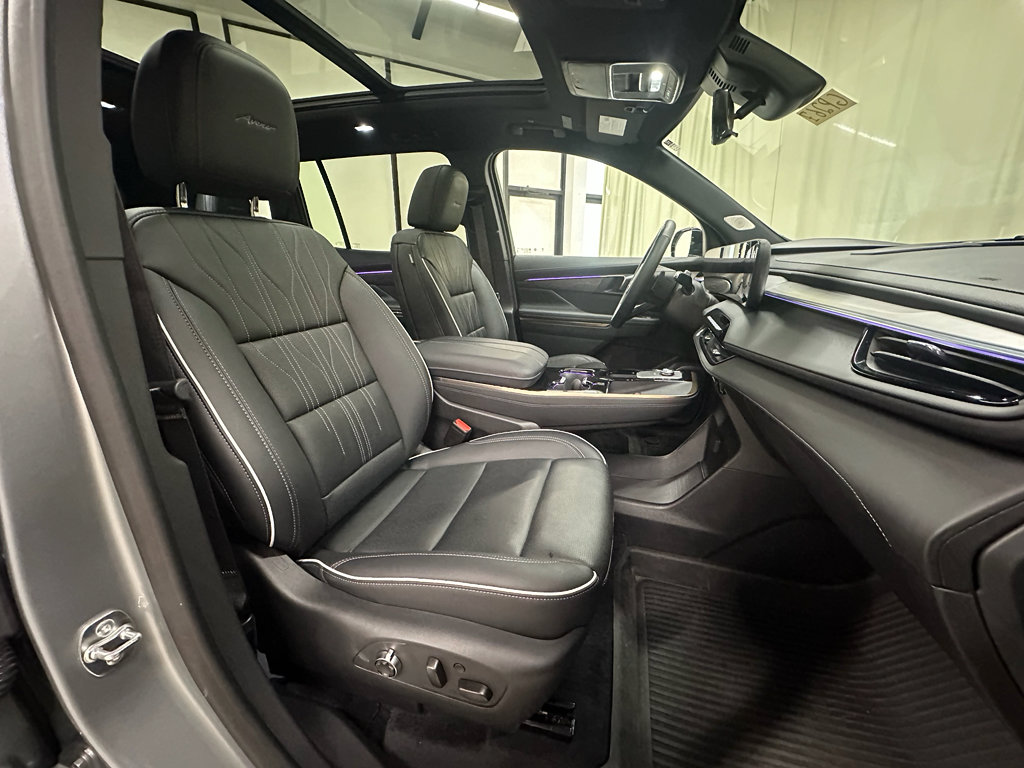 Certified 2025 Buick Enclave Avenir image 18