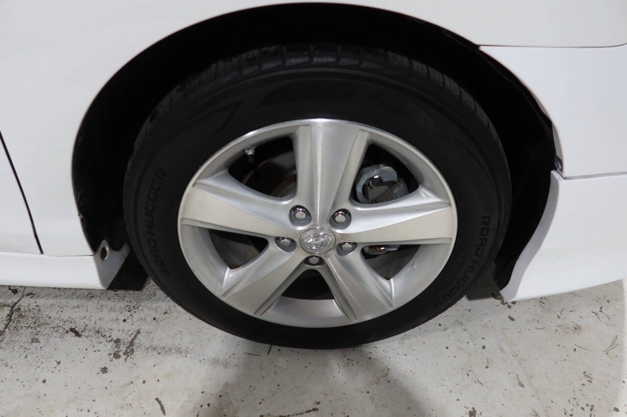 Used 2011 Toyota Camry SE w/ SE Extra-Value Pkg #1 FWD image 35