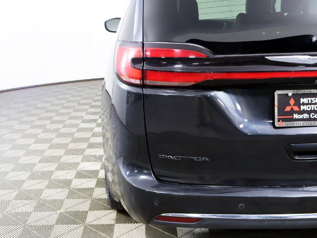 Used 2023 Chrysler Pacifica Touring-L image 16
