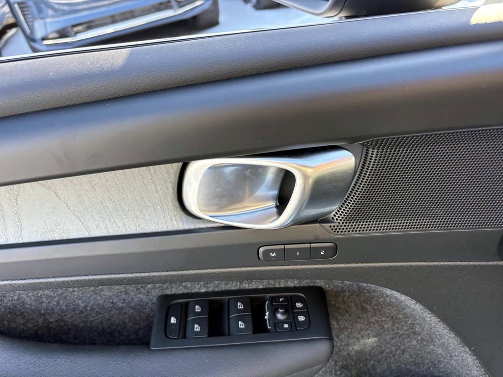 Used 2025 Volvo XC40 B5 Core image 9