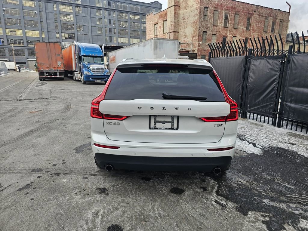 Used 2021 Volvo XC60 T5 Momentum image 3