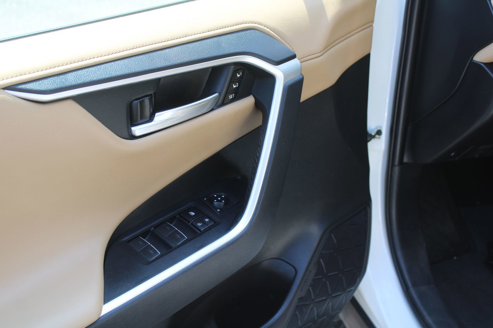 Used 2022 Toyota RAV4 Limited AWD/4WD image 19