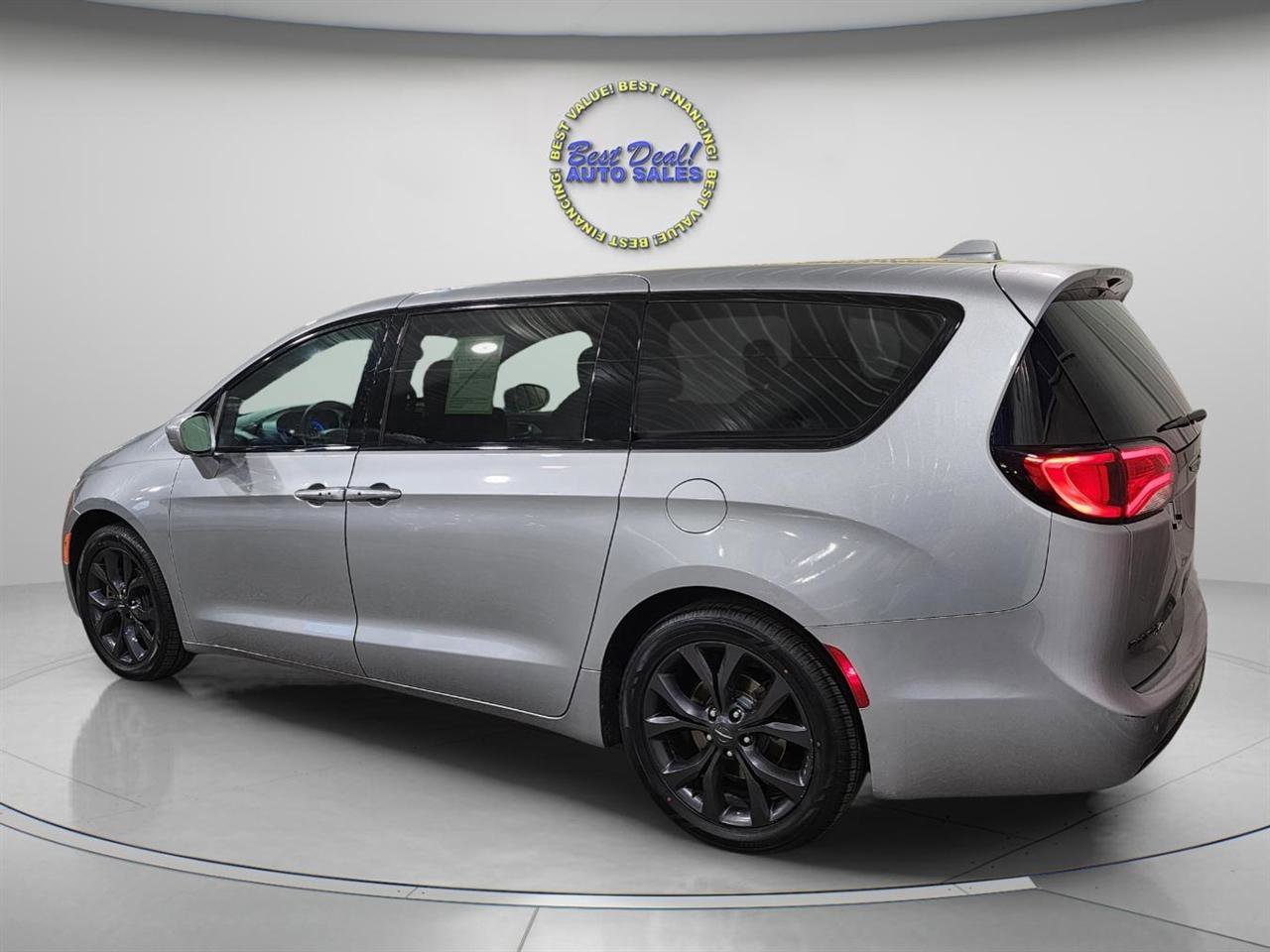 Used 2020 Chrysler Pacifica Touring w/ S Appearance Package image 4