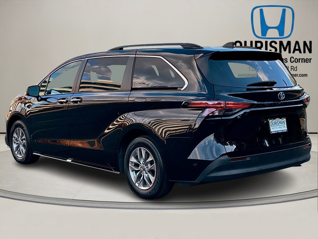 Used 2022 Toyota Sienna XLE image 3