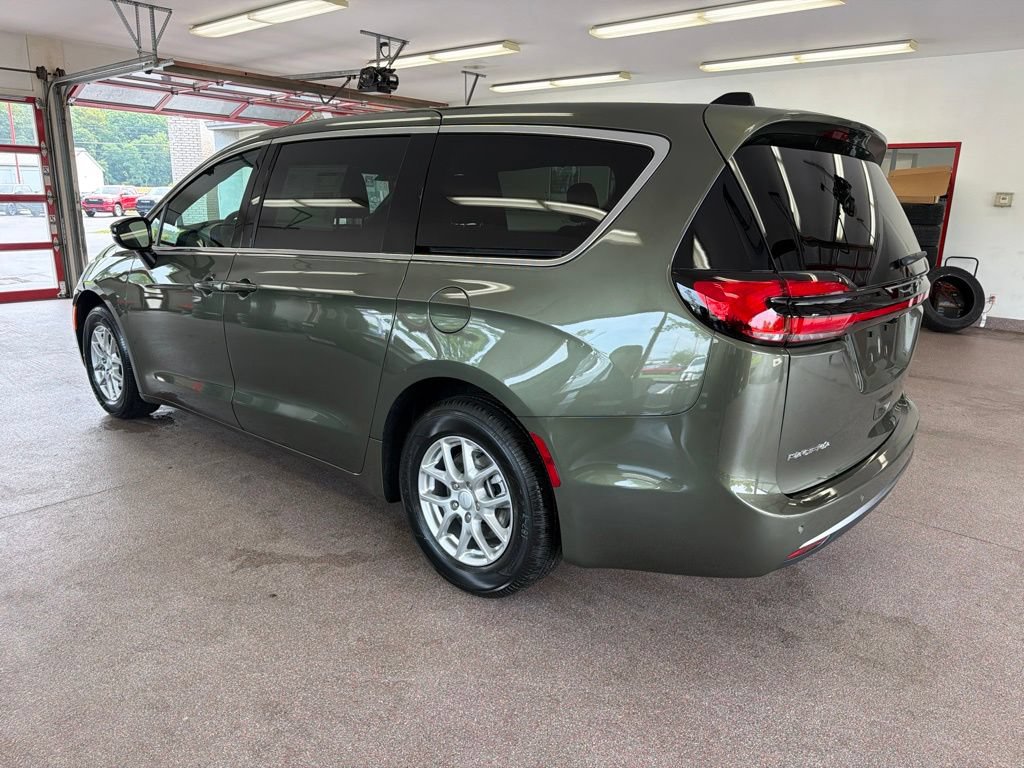 New 2027 Chrysler Pacifica Select FWD image 21