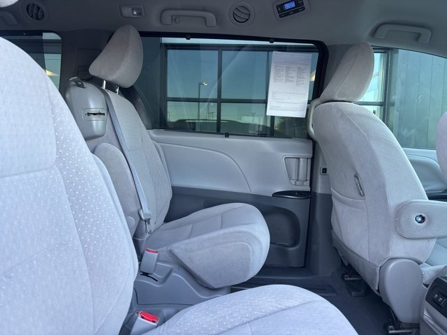 Used 2020 Toyota Sienna LE w/ LE Preferred Package image 13