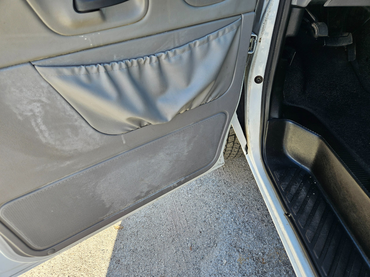 Used 2001 Ford E-350 and Econoline 350 Extended Super Duty image 16