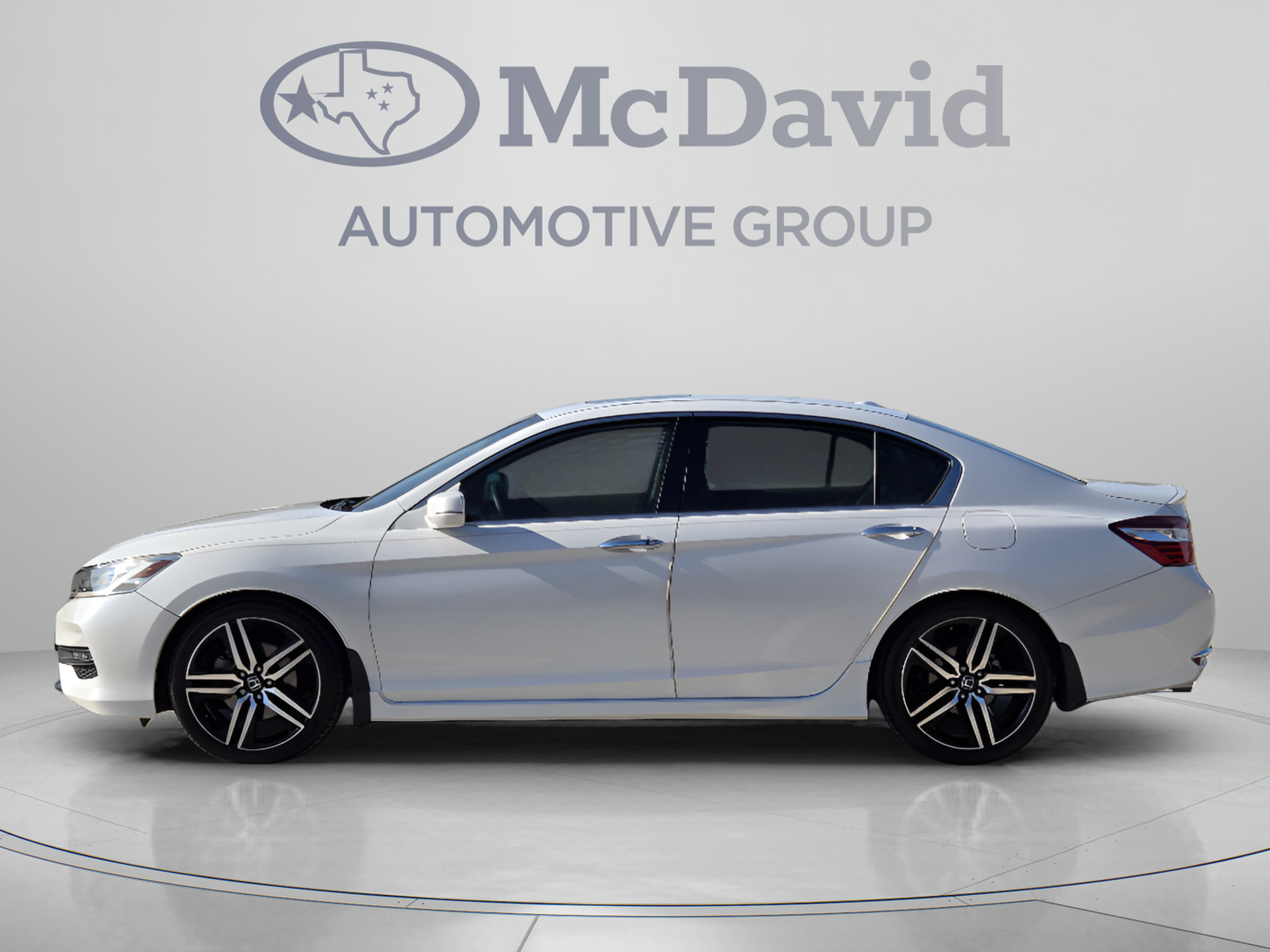 Used 2016 Honda Accord Touring image 2
