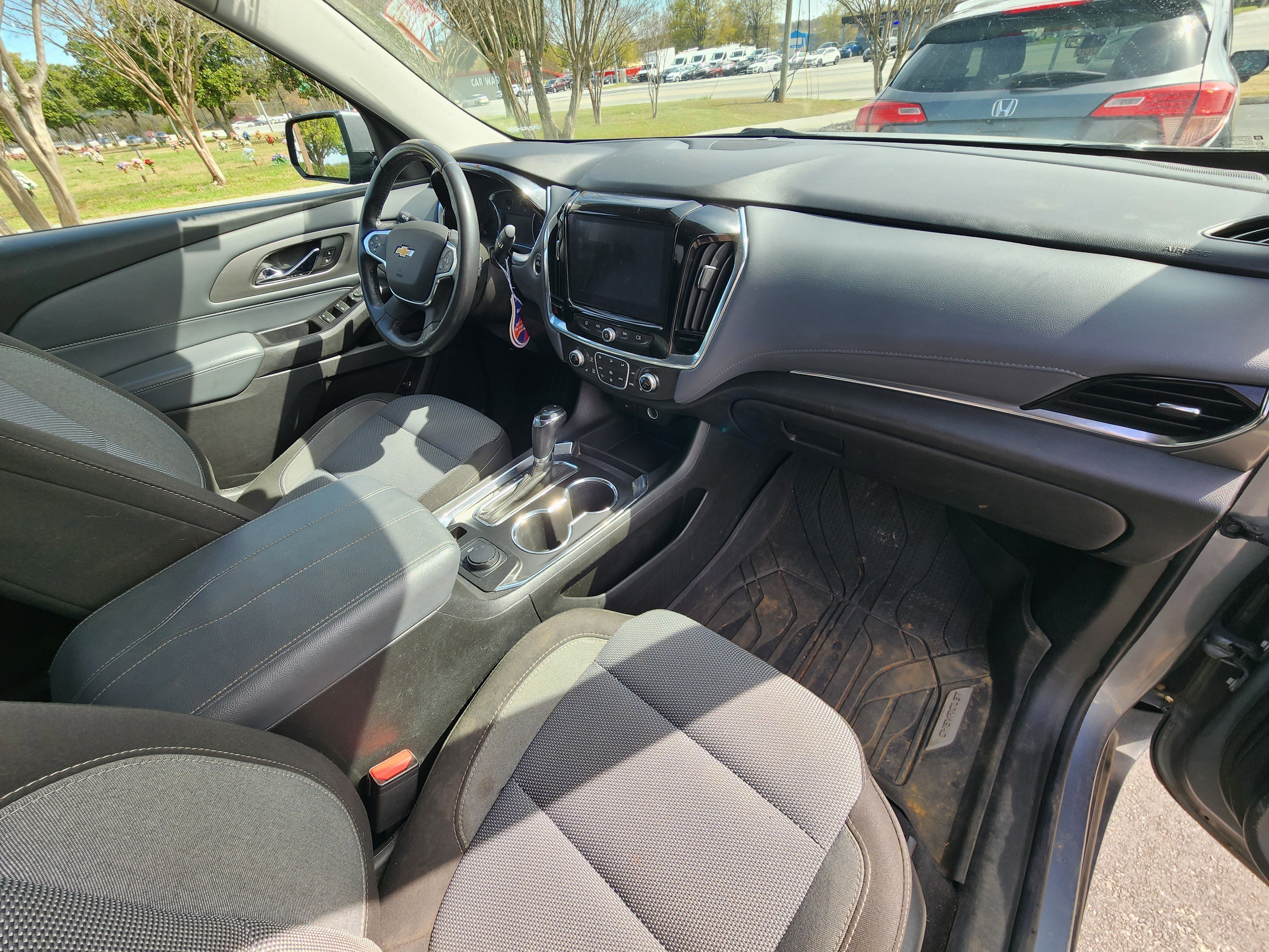 Used 2018 Chevrolet Traverse LT image 9