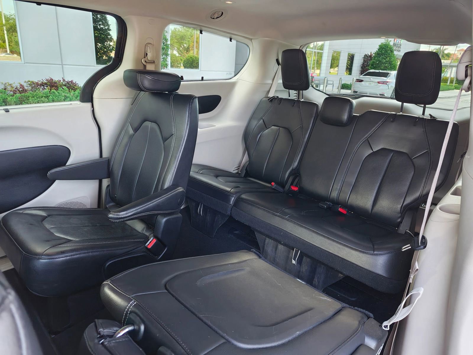 Used 2022 Chrysler Pacifica Touring-L FWD image 15