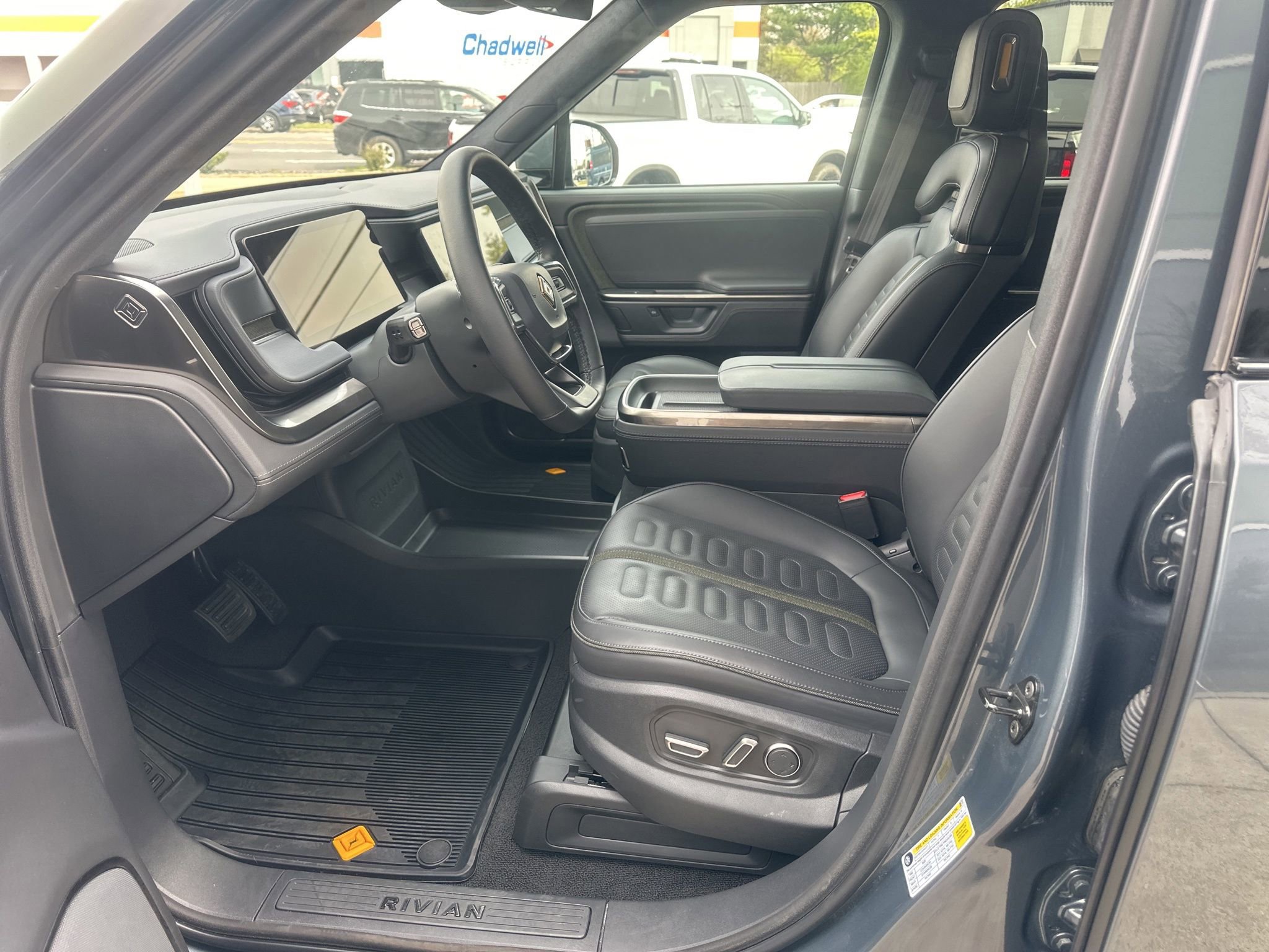 Used 2025 Rivian R1S Adventure image 22