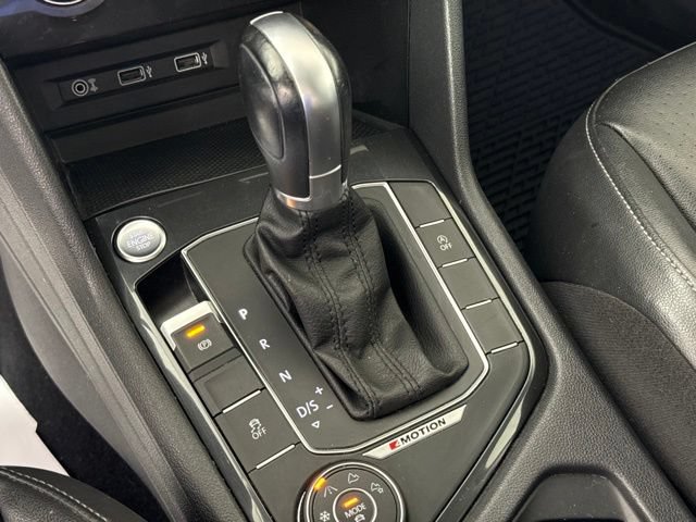 Used 2018 Volkswagen Tiguan SEL AWD/4WD image 25