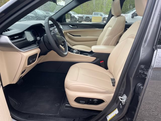 Used 2025 Jeep Grand Cherokee L Limited w/ Black Appearance Package AWD/4WD image 41