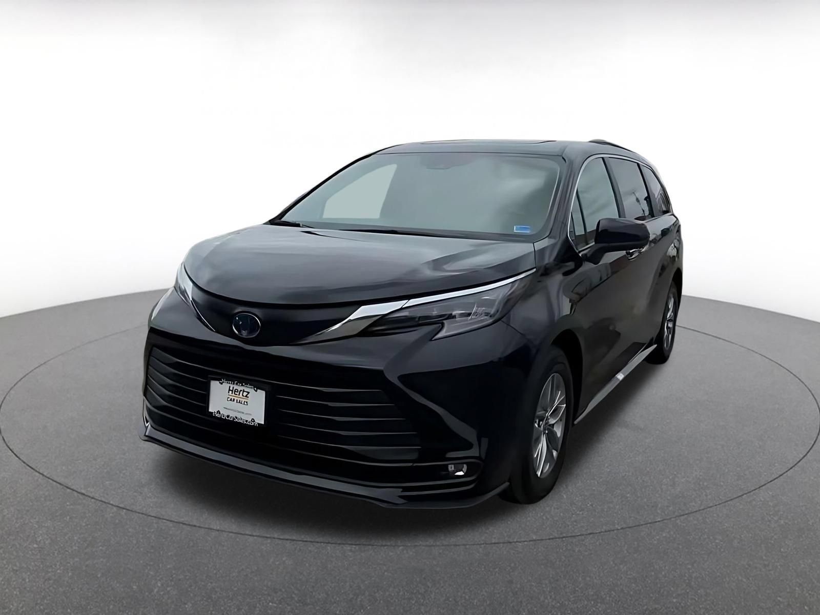 Used 2025 Toyota Sienna XLE FWD image 6