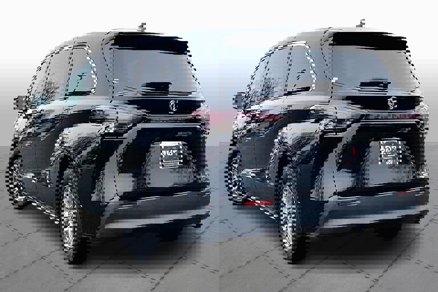 Used 2023 Toyota Sienna XLE image 11