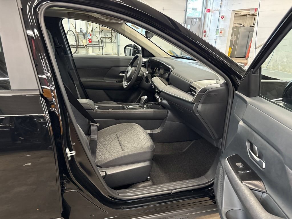 Used 2025 Nissan Kicks SV w/ SV Premium Package AWD/4WD image 15