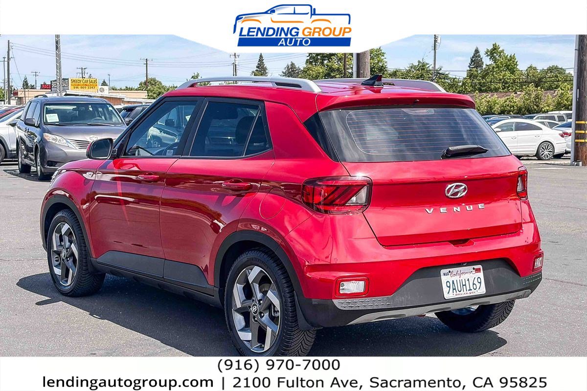 Used 2022 Hyundai Venue SEL FWD image 2
