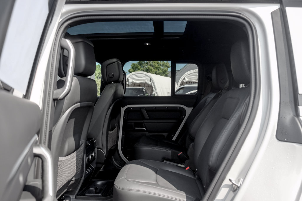 New 2026 Land Rover Defender 130 X-Dynamic SE AWD/4WD image 17