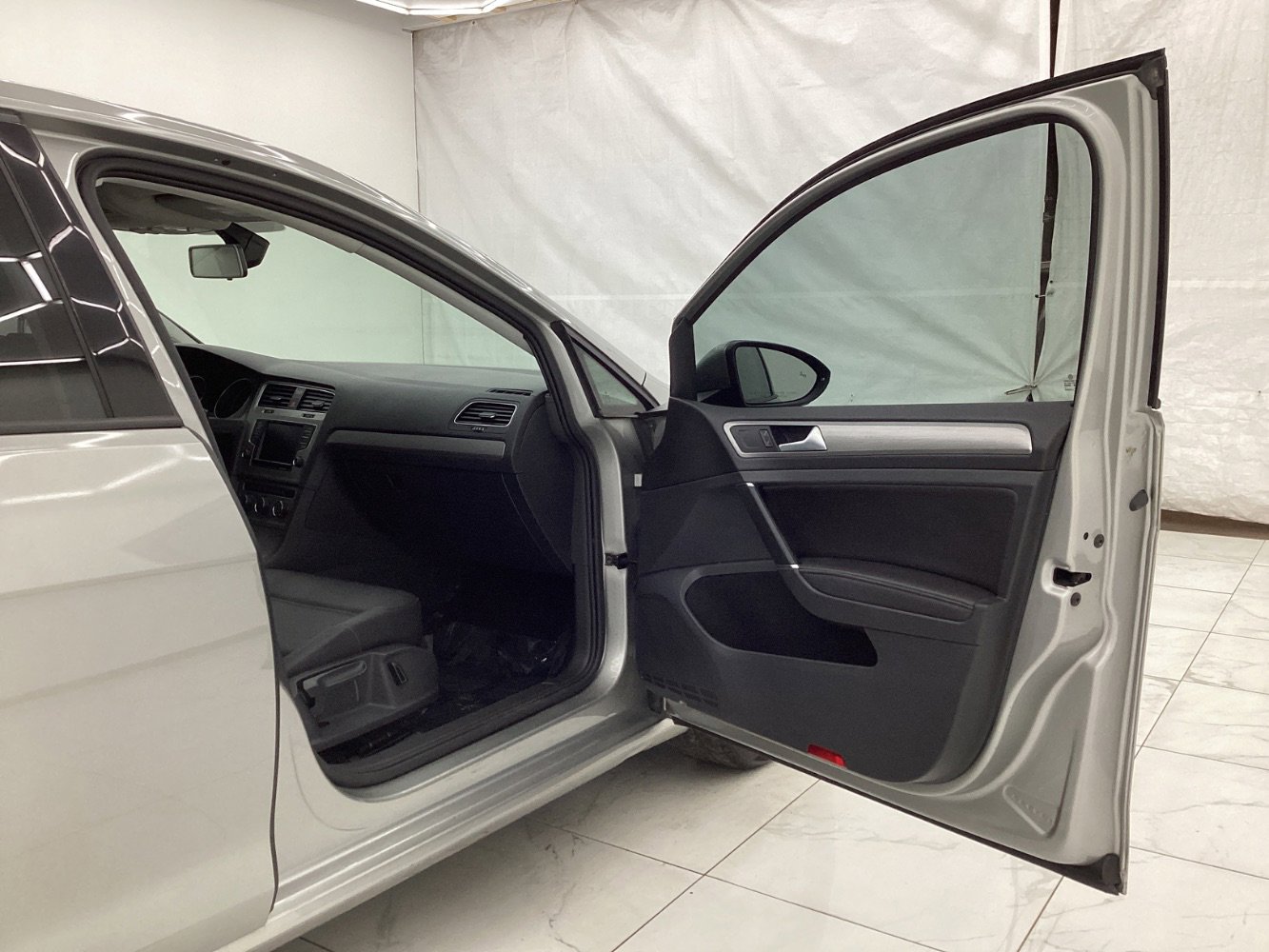 Used 2017 Volkswagen Golf Wolfsburg Edition image 17