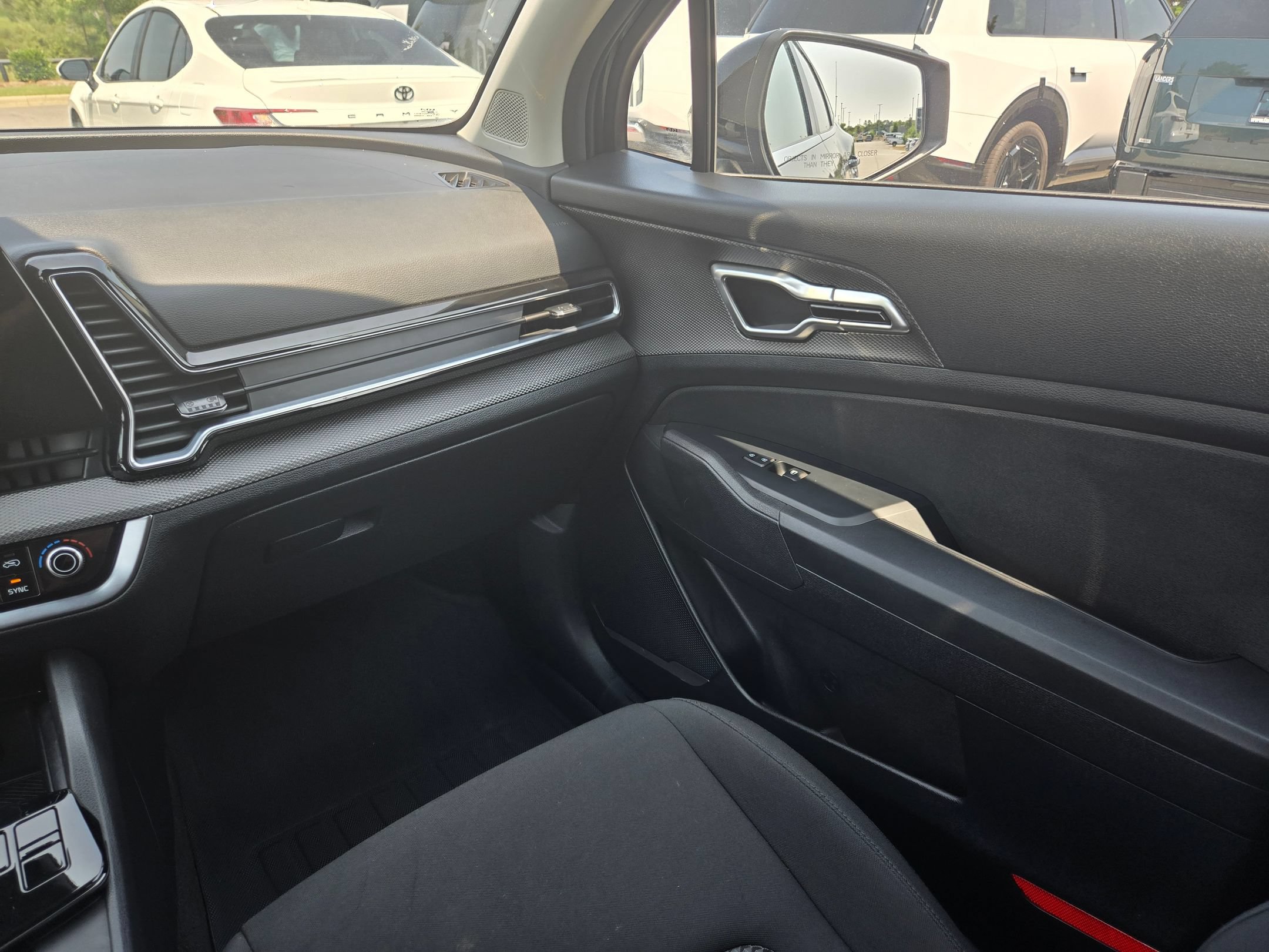 Used 2025 Kia Sportage LX FWD image 11