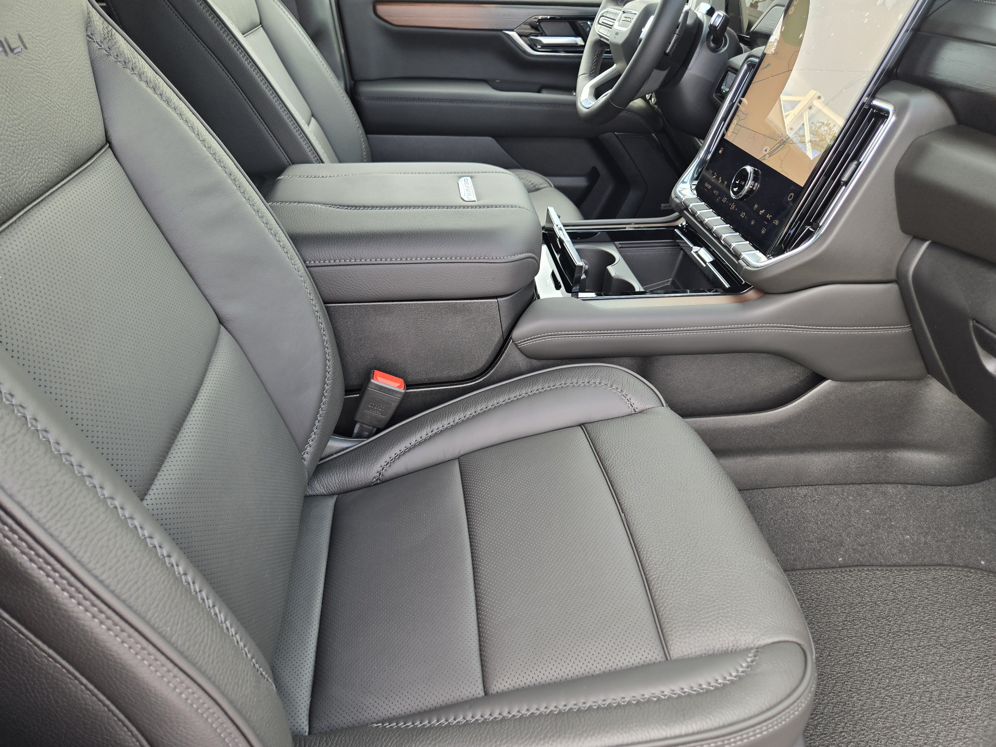 New 2026 GMC Yukon Denali w/ Denali Reserve Package AWD/4WD image 12