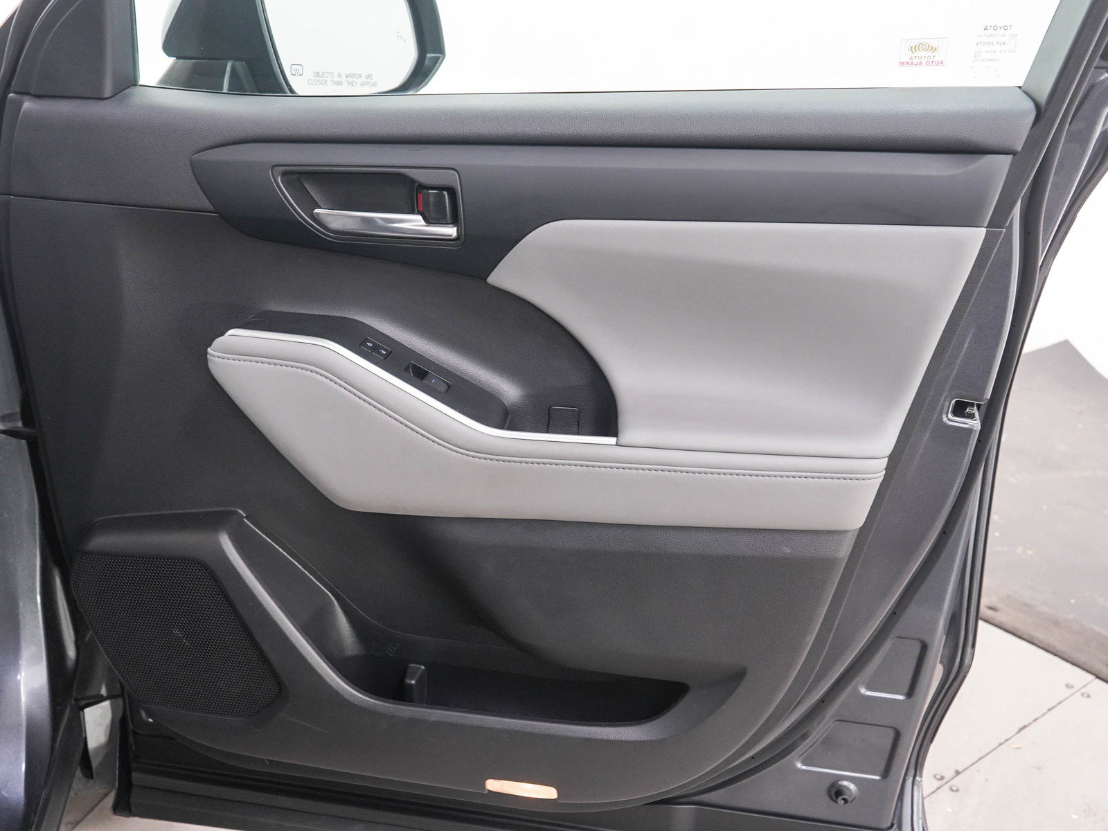 Used 2020 Toyota Highlander XLE AWD/4WD image 12